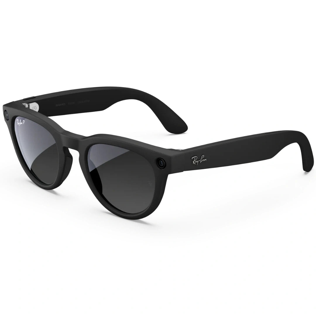 Gafas de sol inteligentes Ray-Ban Meta Wayfarer negras mate. Vista lateral con lentes oscuras polarizadas.
