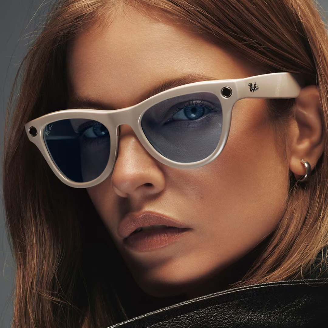 Primer plano de mujer usando gafas inteligentes Ray-Ban Meta Wayfarer grises con lentes de sol azules.