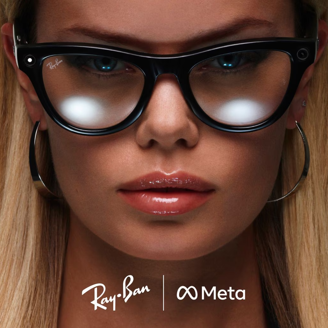 Primer plano de mujer con aros grandes usando gafas graduadas inteligentes Ray-Ban Meta Wayfarer negras.