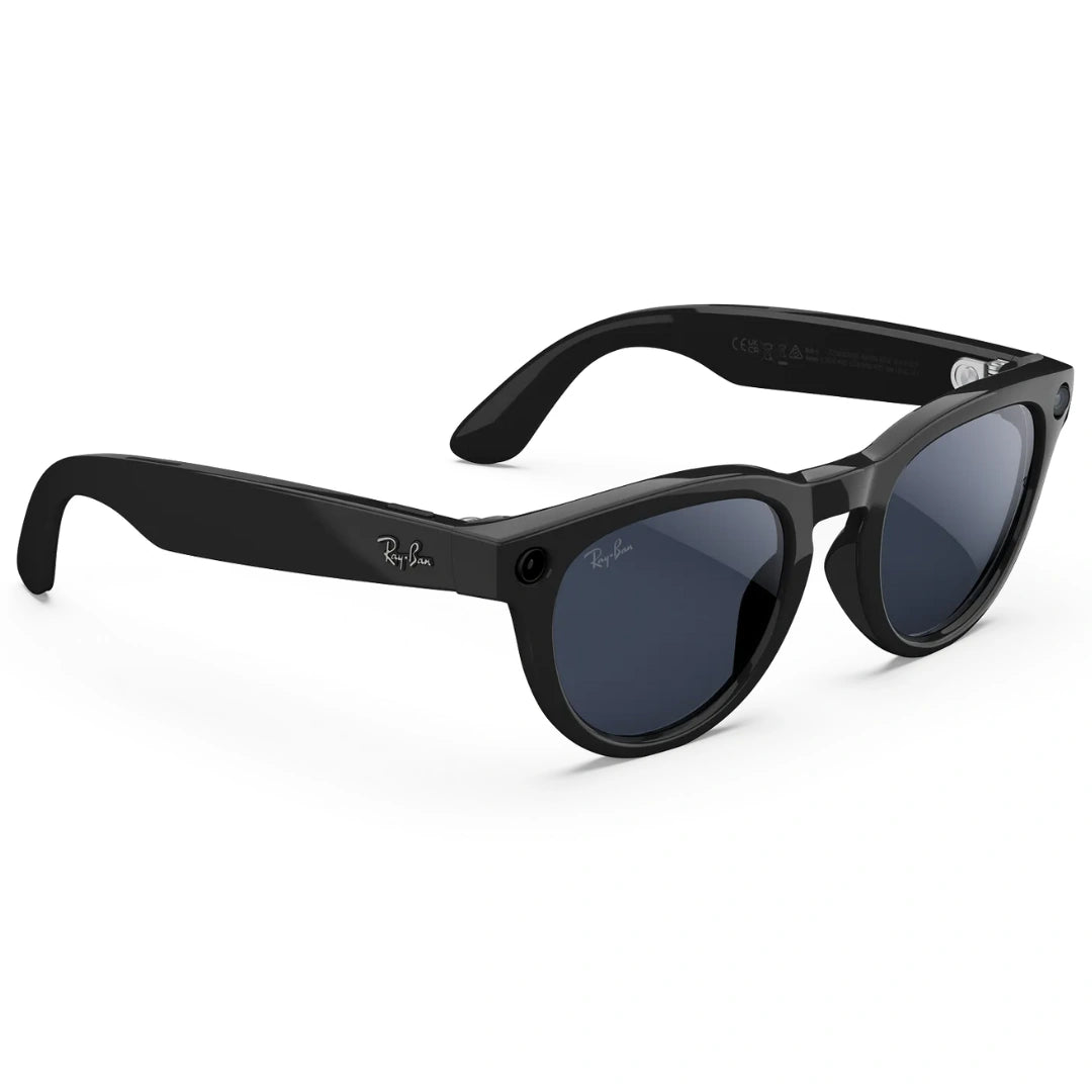 Vista lateral de gafas Ray-Ban Meta negras brillantes, con lentes oscuras y detalle de la cámara y altavoz integrado.