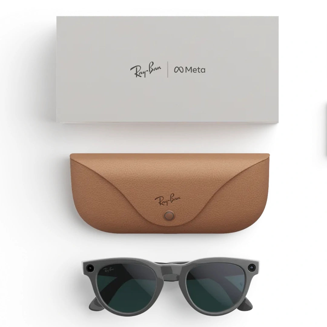 Gafas inteligentes Ray-Ban Meta Wayfarer color grafito, estuche de carga marrón y caja de embalaje con logos Meta.