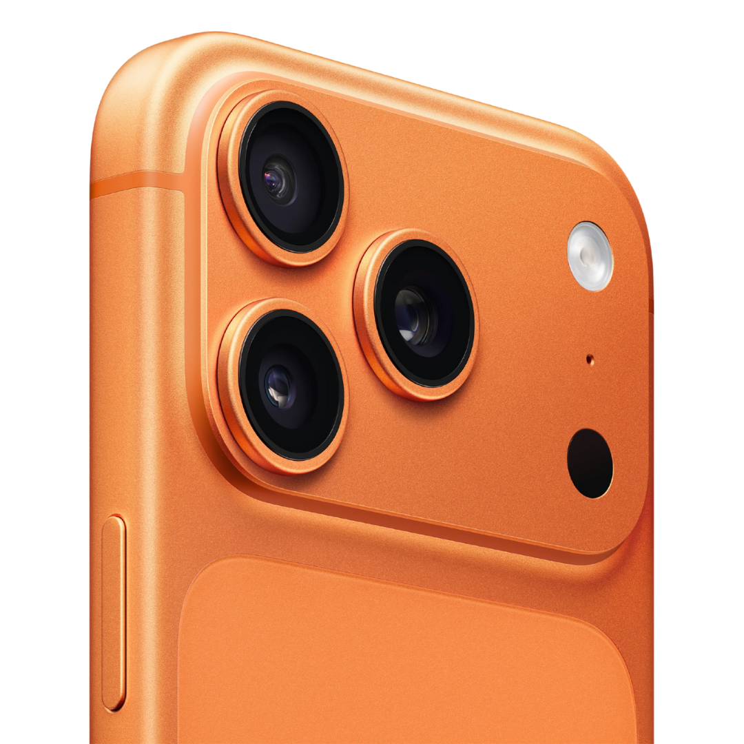 Primer plano del módulo de triple cámara, flash y sensor LiDAR en un iPhone 17 Pro color naranja. Muestra el acabado de la carcasa.