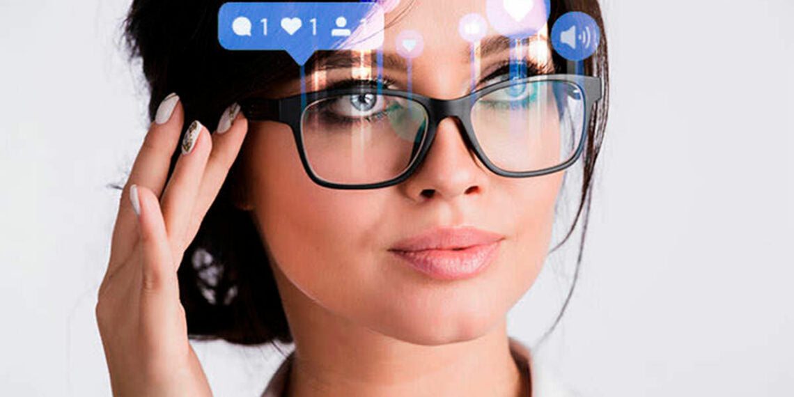 Mujer utilizando lentes inteligentes Ray-Ban
