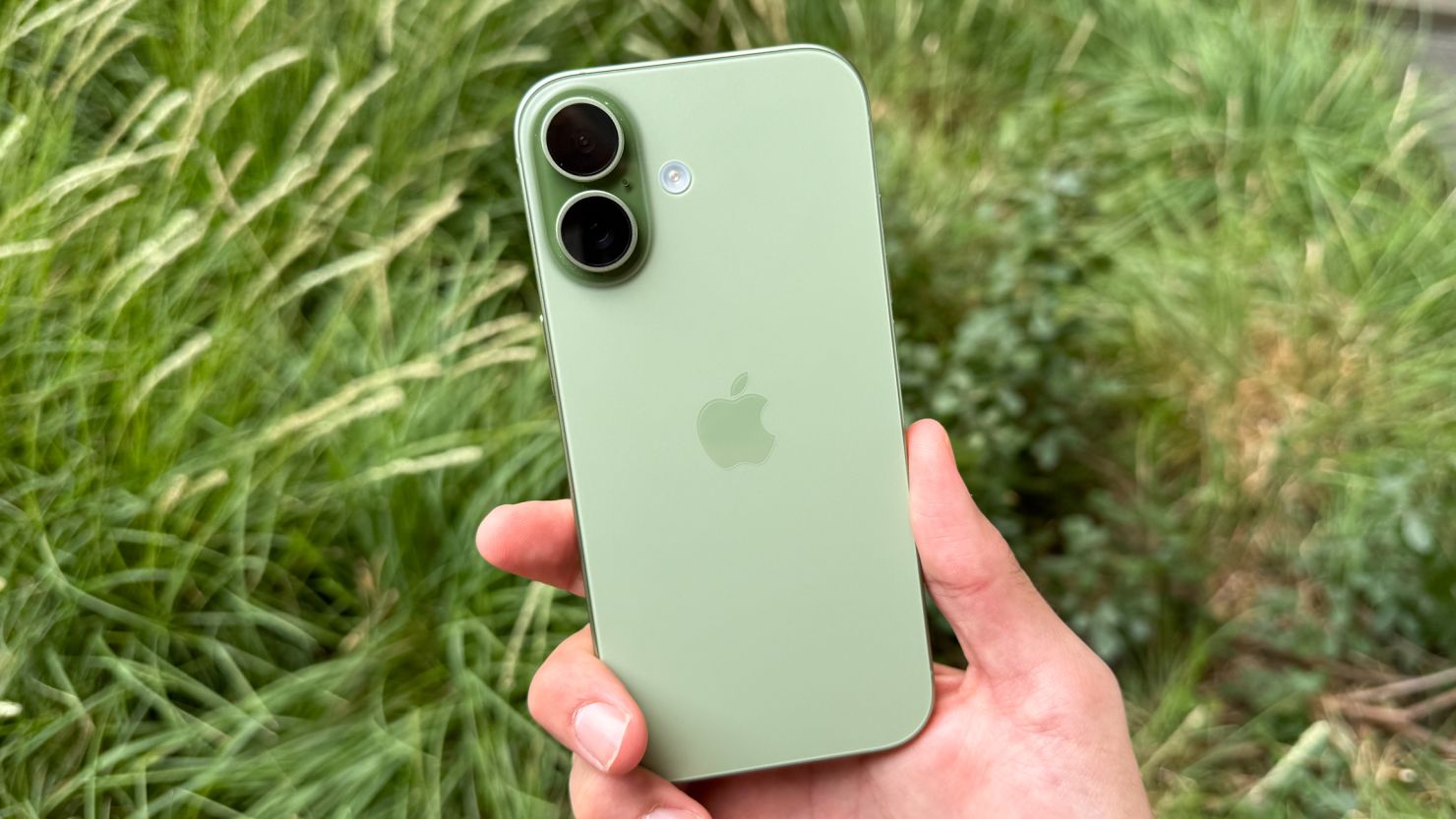 iphone 17 siendo sostenido con una grama de fondo