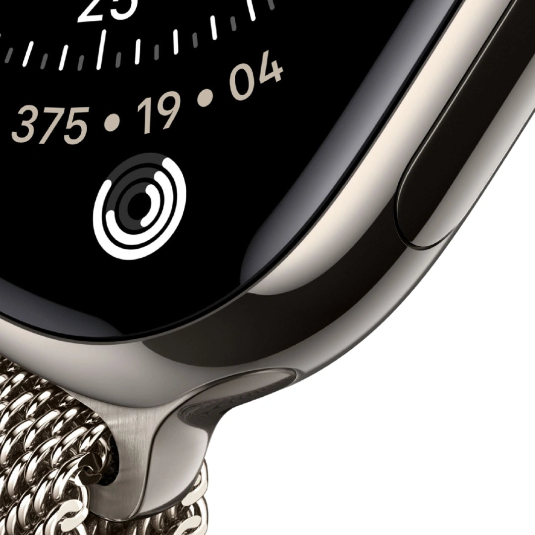 Primer plano macro del Apple Watch, resaltando el acabado de titanio pulido, el cristal curvo de la pantalla y el detalle de la correa Milanese de acero.