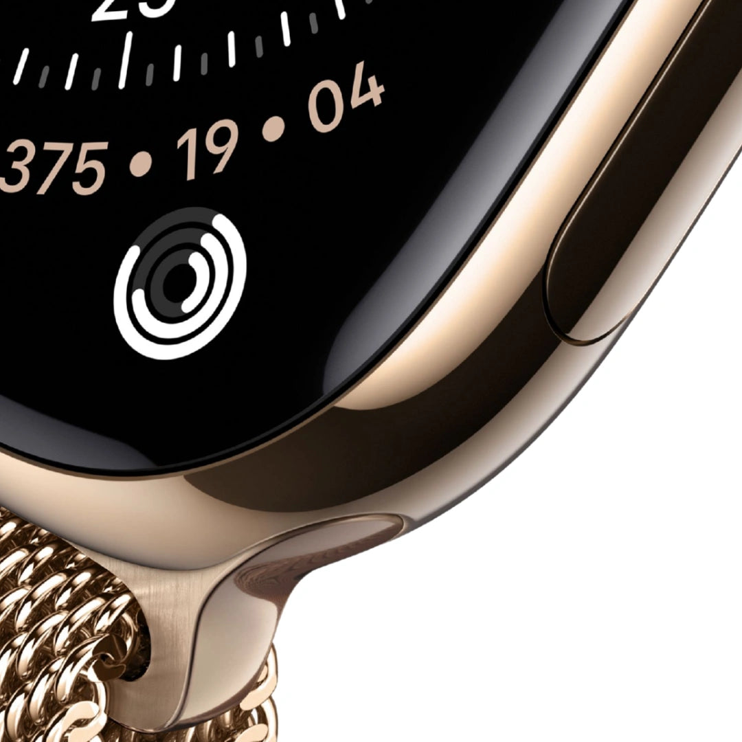 Primer plano macro del Apple Watch Oro, destacando el lujoso acabado metálico pulido, el cristal curvo de la pantalla y el detalle de la correa Milanese dorada.