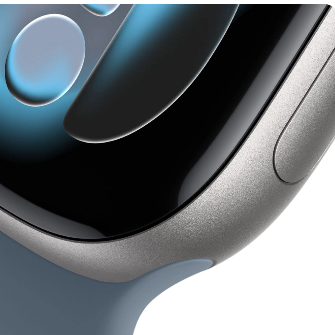 Primer plano del Apple Watch con caja de titanio y pantalla de cristal curvo, destacando el acabado metálico premium y el ajuste de la correa deportiva.