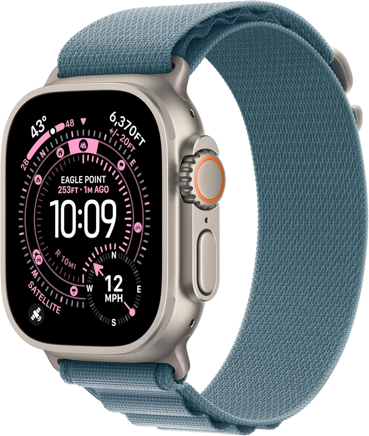 Apple Watch Ultra de titanio con correa Trail Loop azul, mostrando una esfera técnica con brújula, altímetro y métricas de rendimiento en vista de tres cuartos.