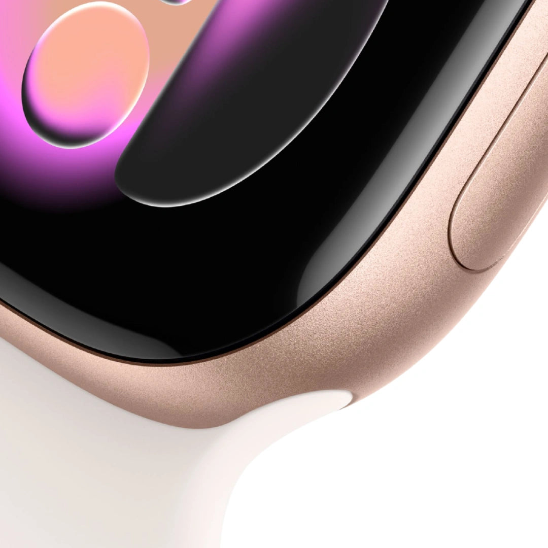Primer plano macro del Apple Watch Oro Rosa, resaltando el acabado metálico satinado, el cristal curvo de la pantalla y el ajuste suave de la correa blanca.
